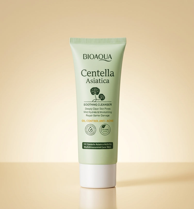 Espuma Limpiadora Facial Vexa sobre fondo crema dorado premium