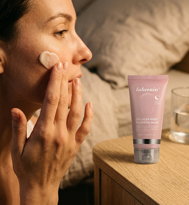 Mujer aplicando la Mascarilla de Noche de Colágeno Vexa